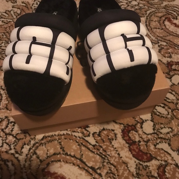 Size 8 Black and white Ugg Maxi Slide - Picture 1 of 4